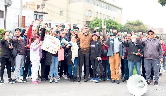 Plantones. Vecinos y excandidatos a la municipalidad de Lince realizaron un plantón en los exteriores del JNE. Foto: difusión