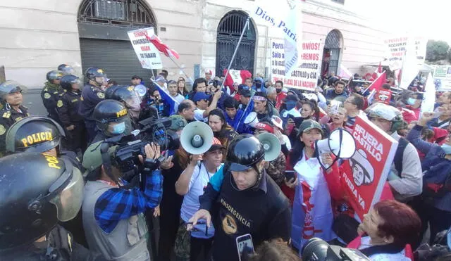 Los manifestantes propalaron fuertes calificativos contra el presidente Pedro Castillo. Foto: Omar Coca / URPI-LR