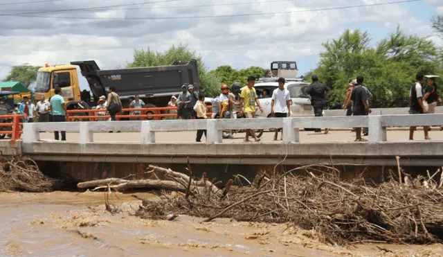 El desborde del río La Leche ocasiona daños en la población. Foto: La República