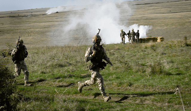 Preparan. Ucranianos reciben entrenamiento de combate en el sur de Inglaterra. Foto: AFP