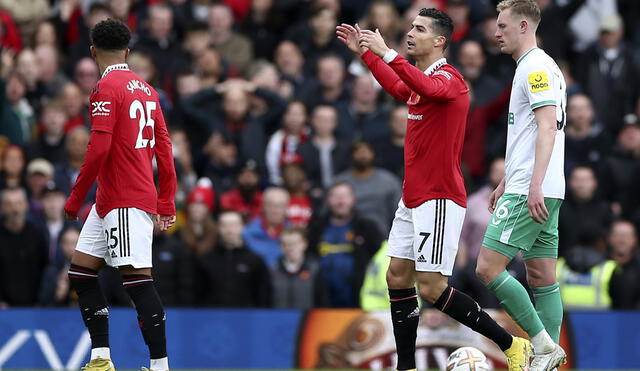 Los diablos rojos no pudieron ante la dura defensa de las urracas y no anotaron los goles. Foto: EFE