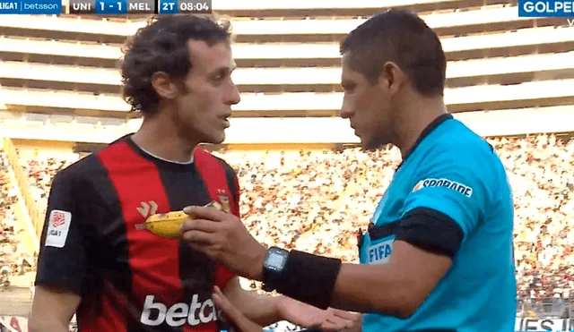 El árbitro retiró el plátano que le arrojaron a Kevin Quevedo. Foto: captura/GolPerú