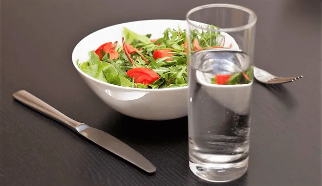 ¿Se debería tomar agua durante las comidas? Esto es lo que opinan los médicos sobre la costumbre japonesa. Foto: iStock