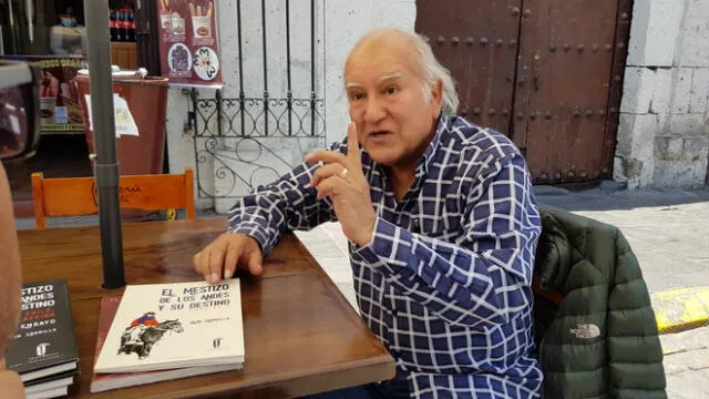 Autor presentó su saga del Bicentenario en feria de libros de Arequipa. Foto: Wilder Pari/La República