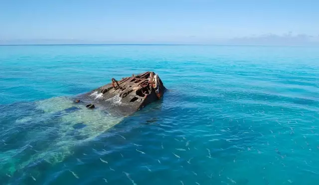 Barco naufragado en la inmensidad del Triángulo de las Bermudas. Foto: National Geographic