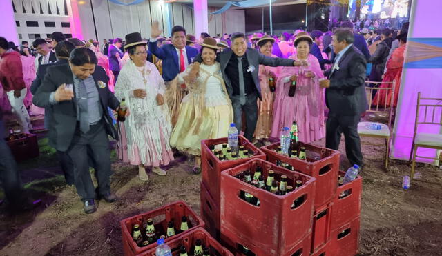 Los recién casados recibieron cajas de cervezas, dinero, entre otras cosas. Foto: URPI-LR/Paolo Zegarra