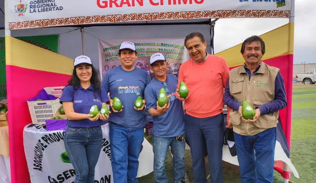 Llempén muestra paltas producidas en provincia de Gran Chimú. Foto: GORE