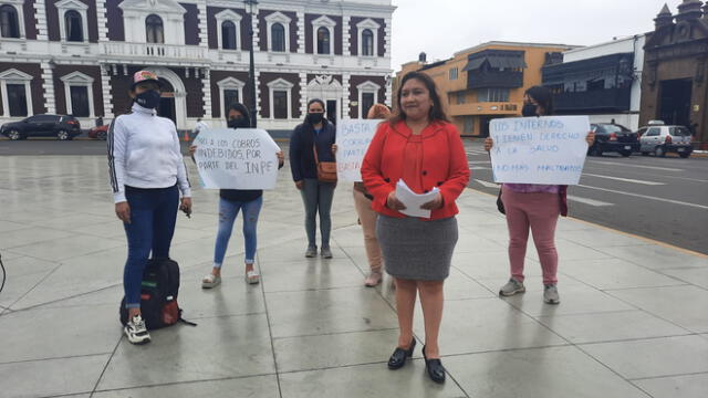 Familiares de los internos del penal de Trujillo llegaron a la plaza de Armas para reclamar. Foto: La República/Jaime Mendoza