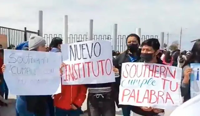 Estudiantes del Instituto Superior Tecnológico Luis E. Valcárcel, acompañados por sus padres de familia, bloquearon la vía férrea de la empresa Southern Perú. Foto: captura de video de Radio Uno