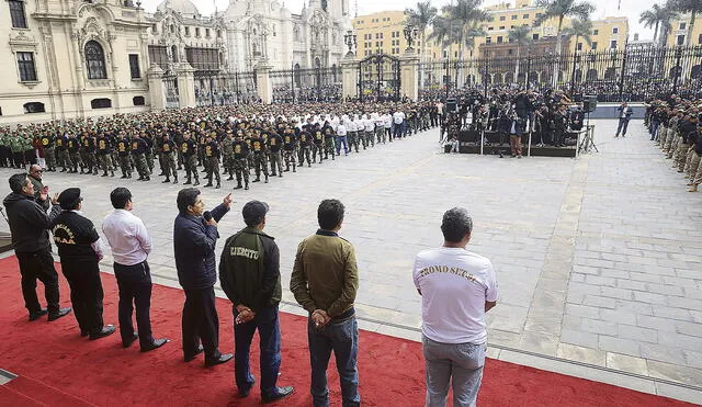 Apoyo. Alrededor de 500 licenciados de las Fuerzas Armadas respaldaron a Castillo ayer y pidieron a todos los poderes del Estado ponerse de acuerdo. Foto: difusión