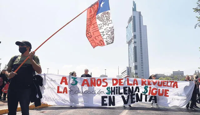 Epicentro. Manifestantes en plaza Italia, Santiago, mantienen sus reclamos que los llevaron a las calles en octubre del 2019. Foto: EFE