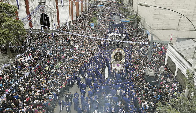 Dos años después. Creyentes volvieron a las calles de Lima para venerar al Cristo Moreno. Foto: Marco Cotrina/La República