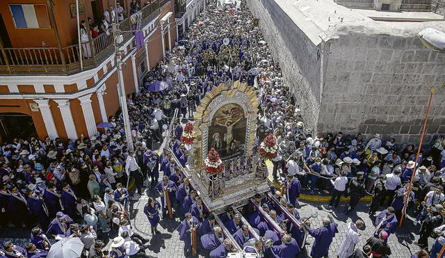 Fe. Después de dos años imagen fue acompañada por fieles. Foto: Rodrigo Talavera/La República