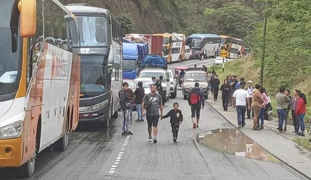 Largas filas de vehículos se formaron en las interrupciones. Foto: Noticias Jaén Al Día