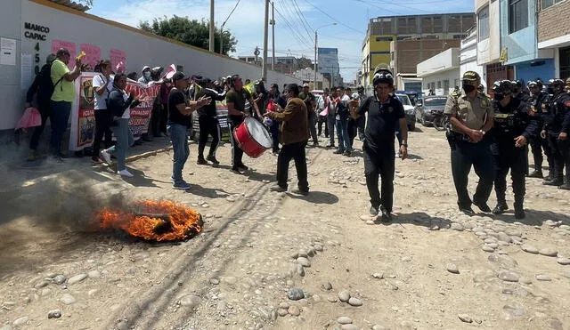 Los trabajadores no descartan iniciar un huelga indefinida si no se entabla diálogo. Foto: Rosa Quincho/URPI LR-Norte