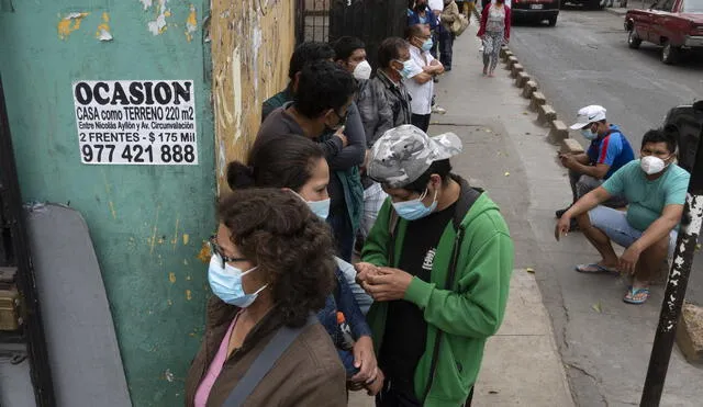 Según los últimos datos notificados por los países a la OMS, las muertes por SARC-CoV2 han bajado a un nivel comparable al inicio de la pandemia. Foto: AFP