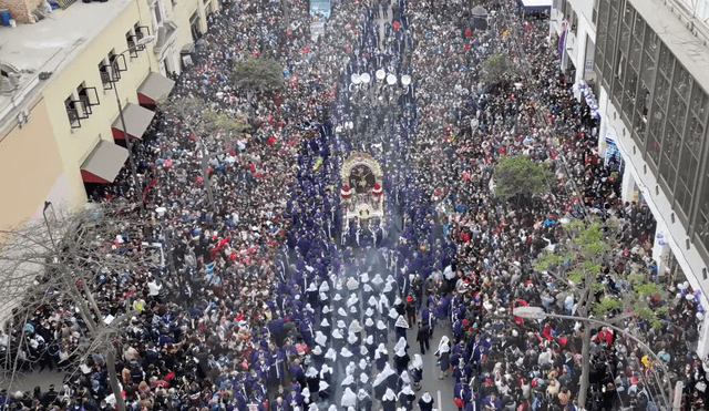 Señor de los Milagros: cientos de personas acompañan la tercera procesión de este miércoles 19 de octubre. Foto: Canal HNazarenas