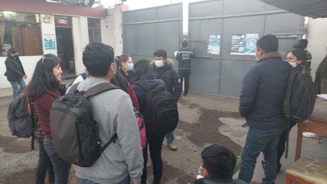 Trabajadores del Gobierno Regional de Tacna denunciaron que son encerrados hasta terminar sus jornadas labores. Foto: cortesía