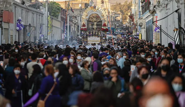 En el segundo día de procesión, cientos acudieron ante la imagen del Señor de los Milagros. Foto: Rodrigo Talavera/La República