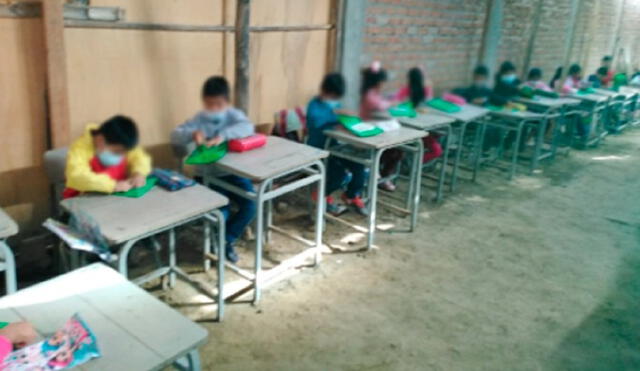 Estudiantes reciben sus clases en condiciones precarias. Foto: La República