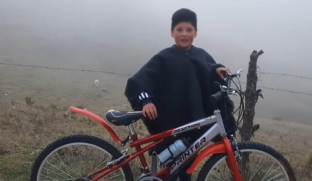 El pequeño Jhon refleja en su rostro la felicidad de tener un medio de transporte para movilizarse. Foto: Chinchanito del Ande