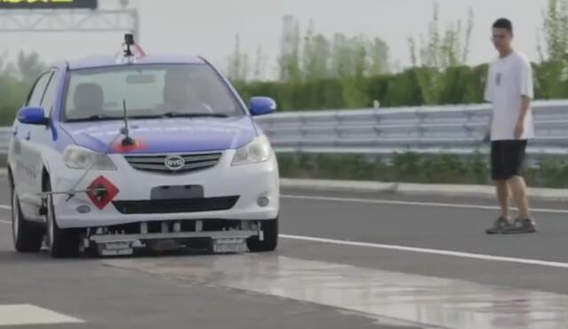 El auto logró alcanzar una velocidad de hasta los 230 km/h. Foto: China Xinhua News