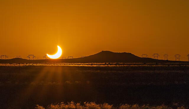 Durante un eclipse solar parcial, el Sol se ve como una medialuna debido a que el satélite pasa por su delante. Foto: Robert Adams / Flickr