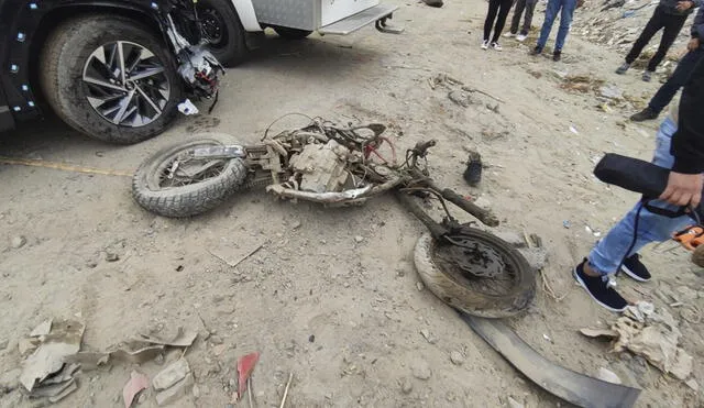 Motocicleta quedó destruida como consecuencia del impacto. Foto: Seguridad Ciudadana Nuevo Chimbote