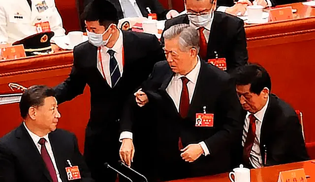 Expresidente chino Hu sale escoltado del Congreso del PCC. Foto: captura de video AFP