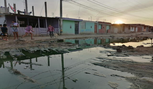Familias de Piura en riesgo por presencia de aguas servidas. Foto: La República.