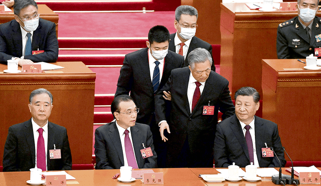 Custodia. Hu Jintao es llevado del brazo ante la presencia del presidente Xi Jinping. Foto: AFP
