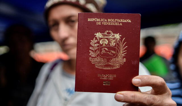 Pasaporte venezolano tiene nuevo costo para los ciudadanos que residan en el extranjero, informó el Gobierno de Nicolás Maduro. Foto: AFP