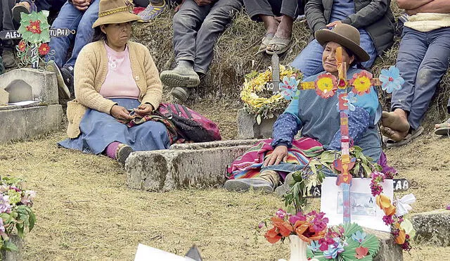 Recuerdo. Familiares de menores muertos, fueron hasta cementerio para recordar a los niños que murieron en 1999. Foto: La República