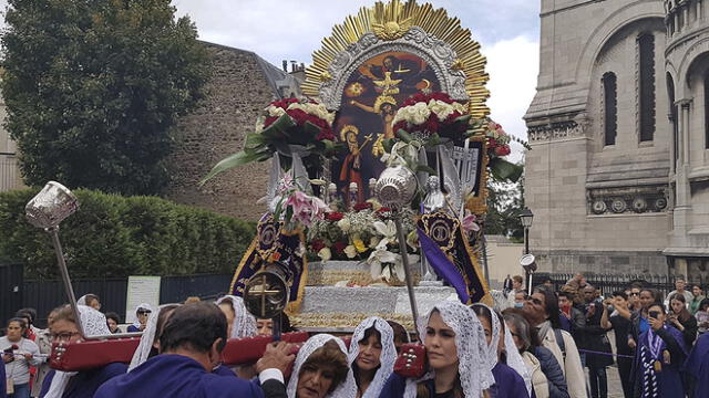 Señor de los Milagros: procesión recorrió unos 2.000 metros en compañía de cientos de fieles. Foto: Hermandad del Señor de los Milagros en París