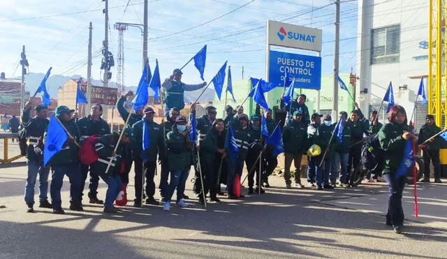 Trabajadores del Senasa realizan una huelga de 24 horas en el puente que conecta Perú con Bolivia, en Puno. Foto: Personal Senasa