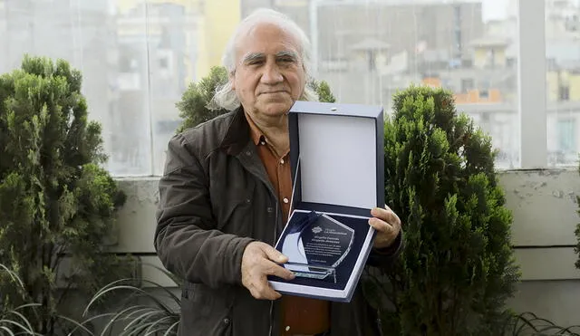 Una pausa. La redacción se detuvo ayer para rendir homenaje a una leyenda periodística. Foto: Gerardo Marín/La República