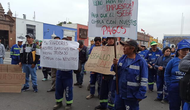 Trabajadores llevaban carteles alusivos a sus reivindicaciones. Foto: Y. Goicochea/URPI-La República