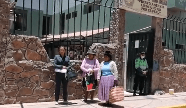 Ambas mujeres, en compañía de su abogada, salen del interior de las instalaciones de la comisaría Santa Bárbara, donde las tuvieron al todo el día. Foto: captura de Fama TV