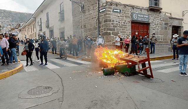 Protesta. Manifestantes realizaron la quema de objetos en la plaza de Armas de Huamanga. Foto: Elías Navarro/ La República