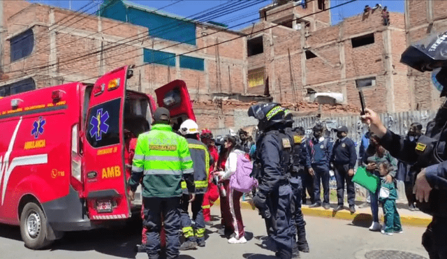 La Compañía de Bomberos y agentes de Serenazgo auxiliaron a las heridas. Foto: La República