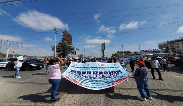 Manifestantes salen a protestar para exigir el cumplimiento de pacto colectivo. Foto: Almendra Ruesta.