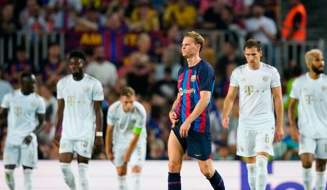 Frenkie de Jong durante el primer tiempo del Barcelona y Bayern. Foto: EFE