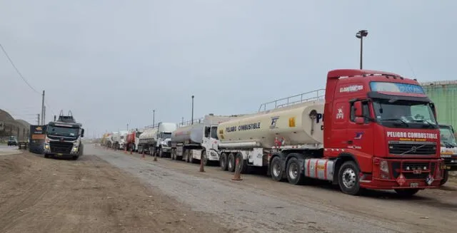 Conductores hacen colas en exteriores de La Pampilla hasta por tres días. Repsol garantiza suministro de combustibles. Foto: URPI