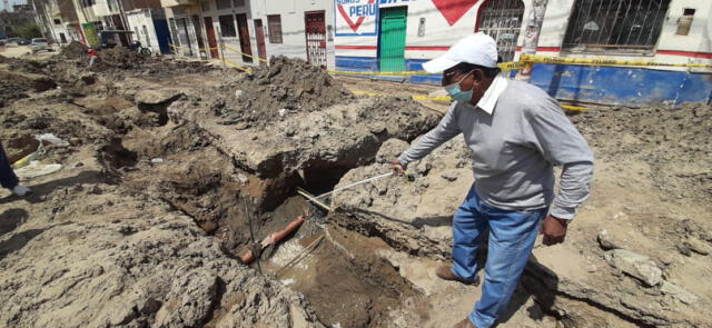 Vecino muestra conexiones irregulares que se dan en obra de avenida Balta. Foto: Carlos Vásquez/La República