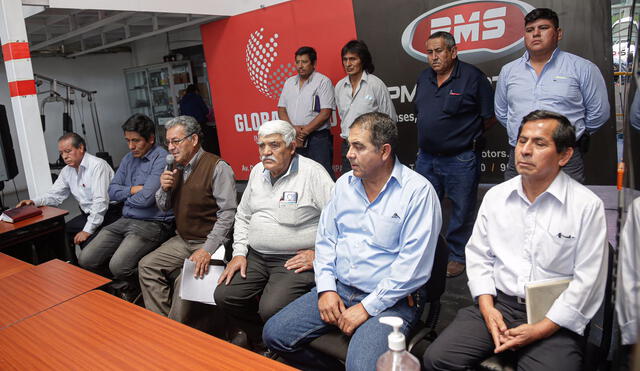 Transportistas que pertenecen al Sistema Integrado de Transportes (SIT) en conferencia de prensa. Foto: Rodrigo Talavera/La República