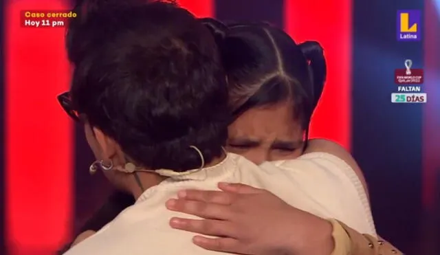 Ezio Oliva yendo a consolar a la concursante de "La voz kids". Foto: Latina