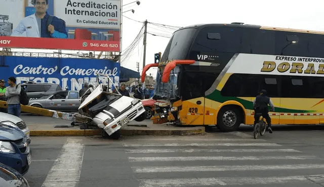 Unidad blanca quedó prácticamente inservible. Foto: Radio RSD