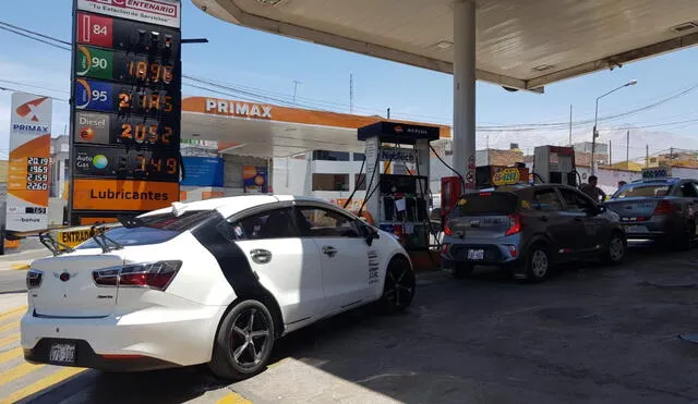 Taxistas de Arequipa buscan el precio más económico de combustible. Foto: Wilder Pari/La República