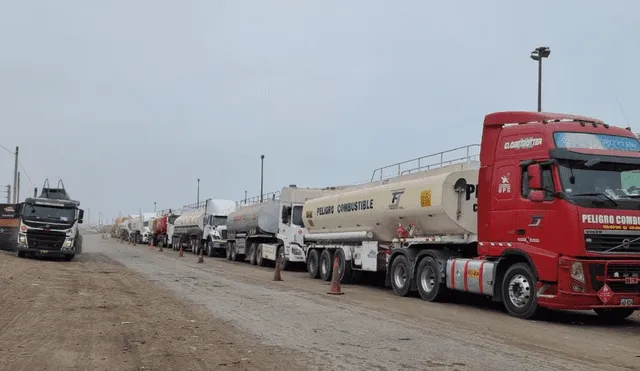 Conductores tuvieron que recurrir a centros particulares ante desabastecimiento de Petroperú. Foto: Mary Luz Aranda-URPI-LR