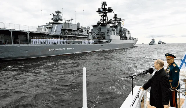 Comando. Presidente Vladímir Putin pasa revista a su flota de guerra en San Petersburgo. Foto: AFP